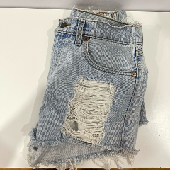 HIGH WAISTED LEVI’S DISTRESSED SHORTS - Picture 5 of 6